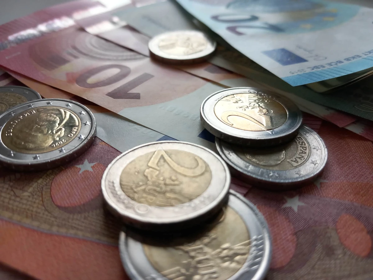 50 евро "инфлационен чек" за най-уязвимите: Държавата подготвя еднократна помощ за хора с ниски доходи