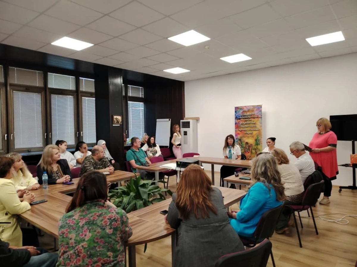 Кунка Кичукова представи "Врата към пътищата на безкрая" пред смолянската публика