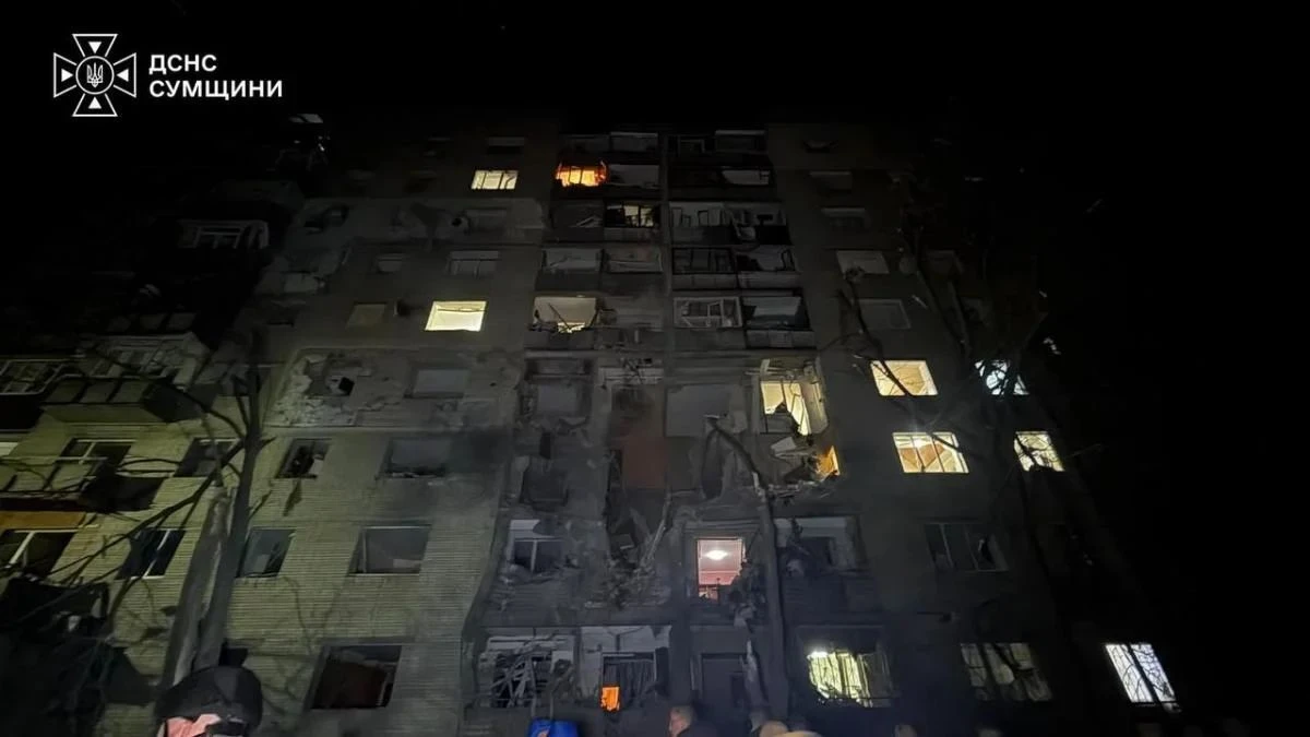 Двама души загинаха при руски удар с КАБ в жилищен блок в Суми