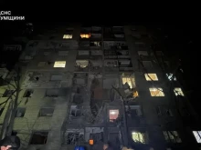 Двама души загинаха при руски удар с КАБ в жилищен блок в Суми