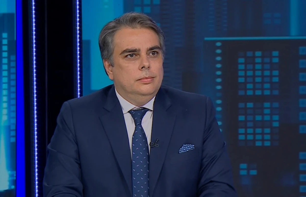 Асен Василев определи мерките на правителството като "бавни и неефективни" : Хората ще получат по една туба бензин с грижа