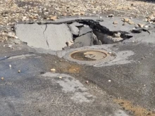 До 21 часа на сухо: Част от варненци останаха без вода заради ВиК авария, която нанесе щети и върху скоро асфалтирана улица
