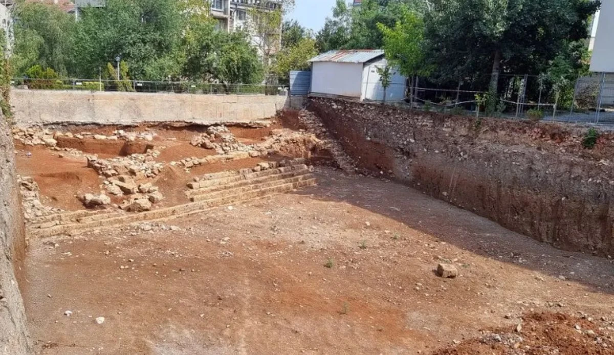 Под бетона спи история: Граждани скочиха за спасението на Могиланската могила във Враца