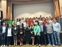 Близо 40 000 български деца зад граница започват учебната година