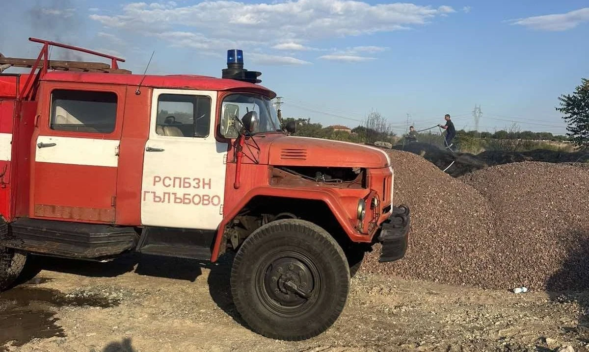 Пожар избухна близо до жилищен блок в Гълъбово