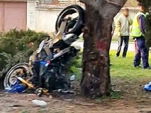 Моторист загина на място след удар в дърво в Разградско 