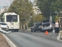 Катастрофа на спирка на градския транспорт в София затруднява движението