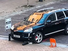 Шофьор катастрофира с "Порше" в Русе и избяга пеша, откриха райски газ в колата му