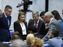 На върха в държавата, но пак с учебник в ръка: Парламентът дава над 100 000 евро, за да учи депутатите на чужди езици