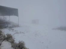 Сняг натрупа в планините