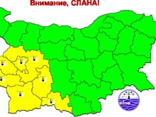 НИМХ предупреди: Жълт код за опасни слани в 7 области, по високите върхове ще има и сняг