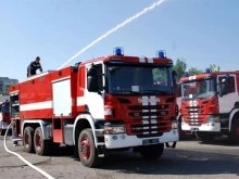 Огнеборци гасиха пламнал бус край пътя Русе - Бяла