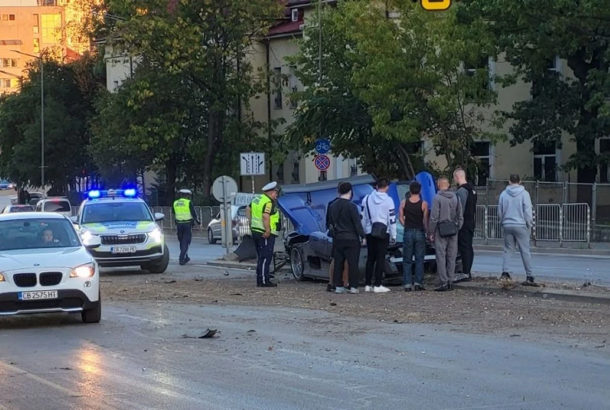 Спортен автомобил помете бордюра на столичен булевард