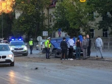 Спортен автомобил помете бордюра на столичен булевард