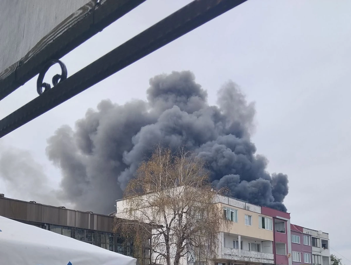 Огнена стихия в Бяла: Пожар в склад за изолационни материали, има загинал