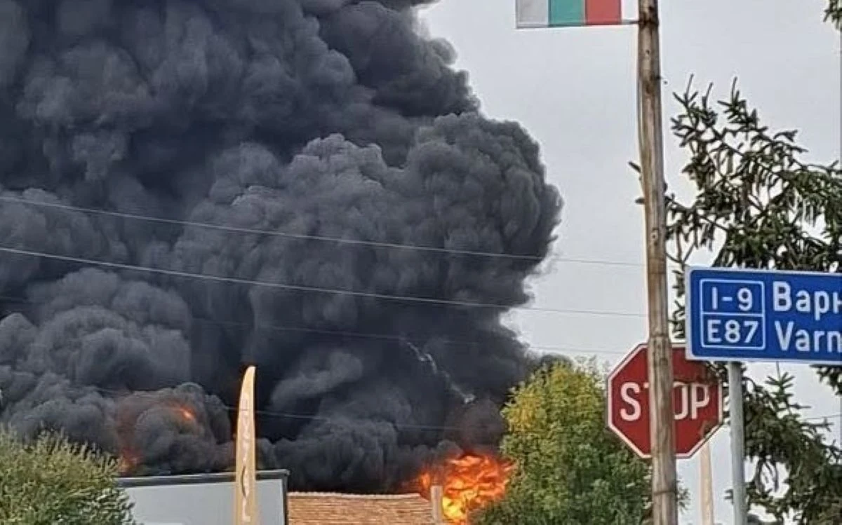 Потушиха големия пожар в склад в град Бяла