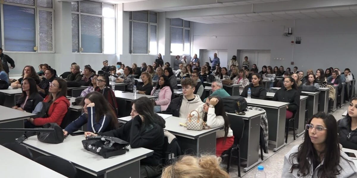 Дипломата и "чао": Българите не искат да учат през целия си живот