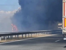 Горящо ремарке на товарен автомобил затруднява движението по АМ "Тракия"