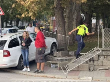 Кола се вряза в оградата на детска градина във Велико Търново