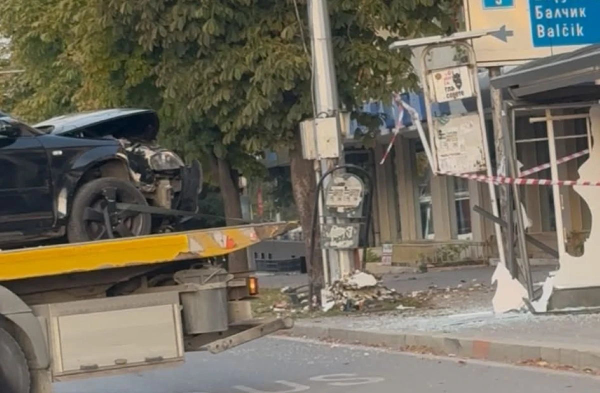 Зверска катастрофа в центъра на Варна! Кола се размаза в спирка