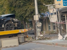 Зверска катастрофа в центъра на Варна! Кола се размаза в спирка