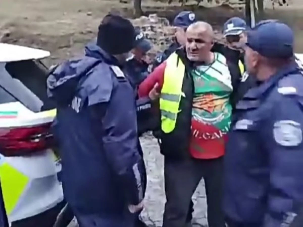 Протестиращи се обявиха срещу демонтажа на каменните плочи на Паметника на Свободата, двама са задържани