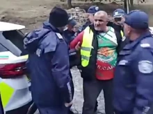 Протестиращи се обявиха срещу демонтажа на каменните плочи на Паметника на Свободата, двама са задържани