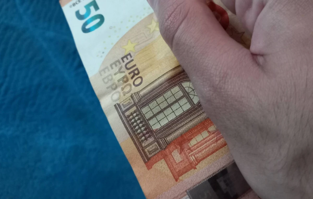 "Инфлационните чекове" за високите цени на горивата започват да пристигат при получателите си до часове