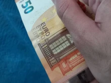 "Инфлационните чекове" за високите цени на горивата започват да пристигат при получателите си до часове