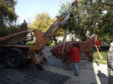Вдигнаха скулптурата на бика пред Общината