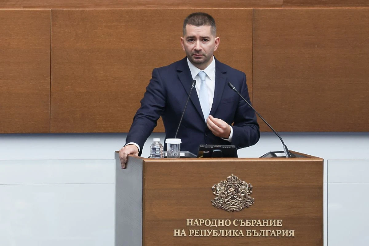 "Когато излезе на трибуната, винаги потичат реки от новини": Опозицията с нападки към Слави Василев