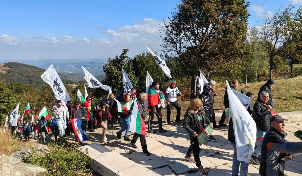"Това не е реставрация, а изтърбушване": "Възраждане" протестира на Шипка