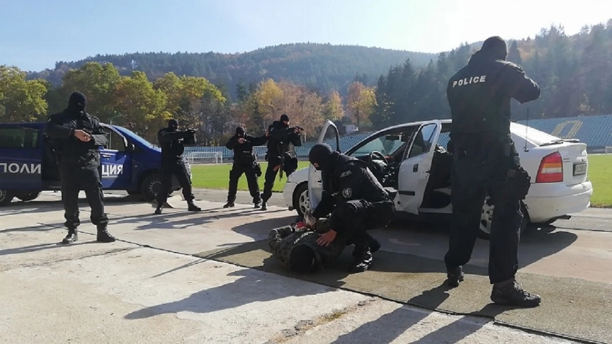 В Кюстендил задържаха двама издирвани мъже