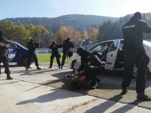 В Кюстендил задържаха двама издирвани мъже