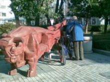 Тотев: Статуята на бика пред Общината беше в доста компрометиран вид