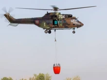 Военен "Кугър" атакува голям пожар край Ямбол