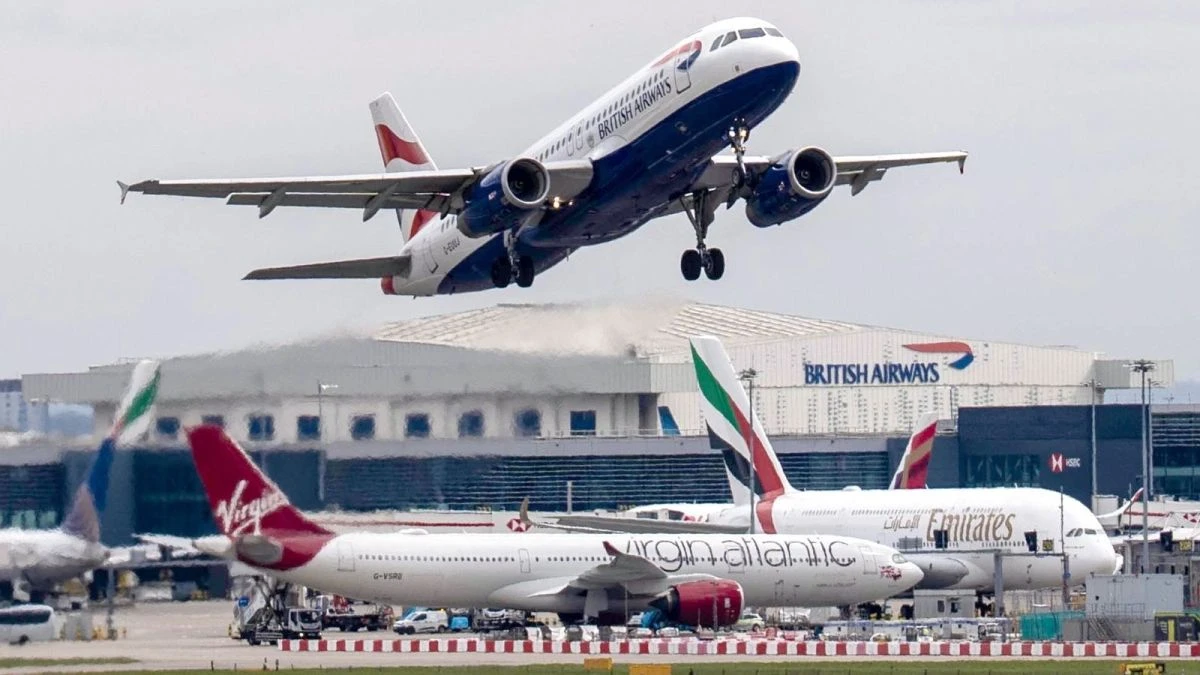 Самолет на British Airways кацна аварийно след рязко снижаване