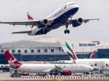 Самолет на British Airways кацна аварийно след рязко снижаване