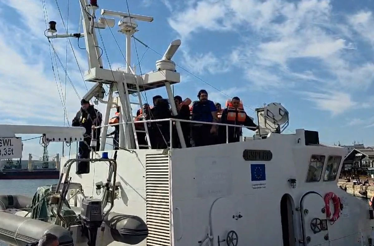 Докараха 16 души от ударения в Черно море кораб! Дронът е дошъл от водата?