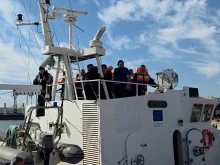 Докараха 16 души от ударения в Черно море кораб! Дронът е дошъл от водата?