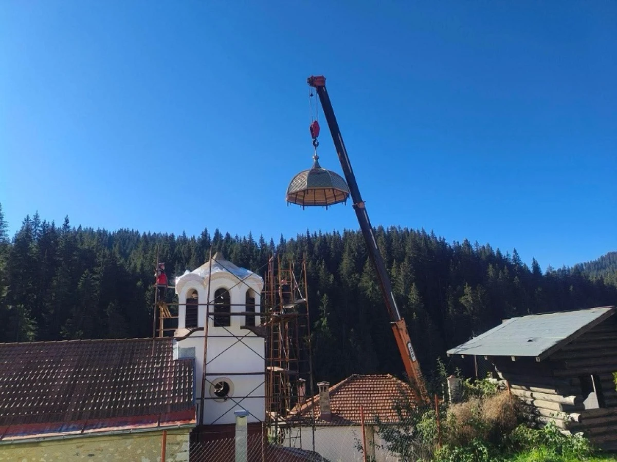 Нов купол на камбанарията и кръст красят храм "Св. вмчк Пантелеймон" в чепеларското село Проглед