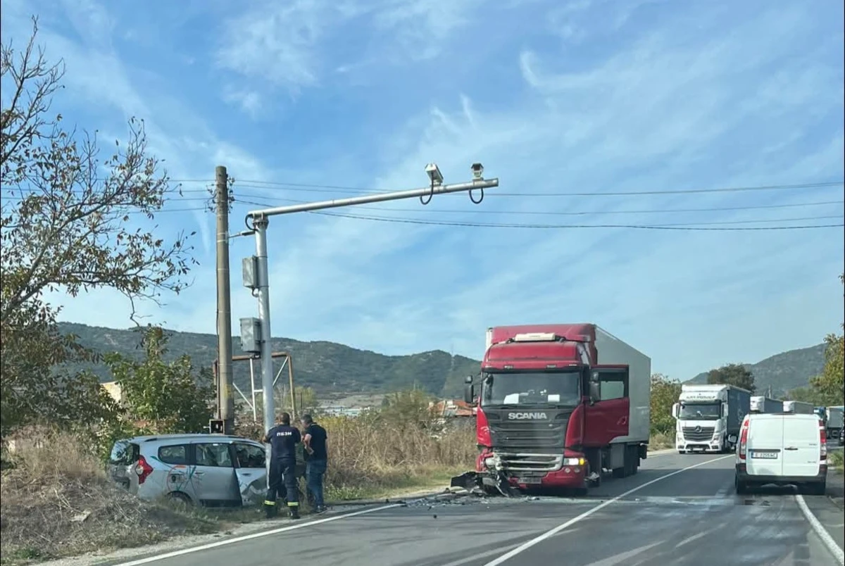 Камион и лек автомобил се удариха в района на Симитли, двама души са пострадали