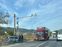 Камион и лек автомобил се удариха в района на Симитли, двама души са пострадали