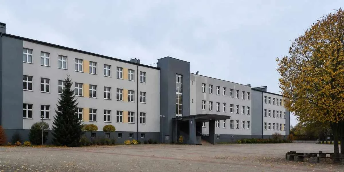 19-годишен младеж нападна с нож осем души в полска гимназия
