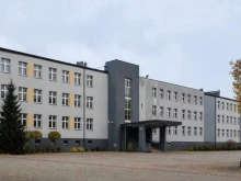 19-годишен младеж нападна с нож осем души в полска гимназия