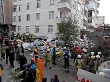Част от 7-етажна сграда рухна в Истанбул, има хора под развалините