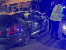 Автомобил с българска регистрация, превозващ мигранти, катастрофира след полицейско преследване в Солун