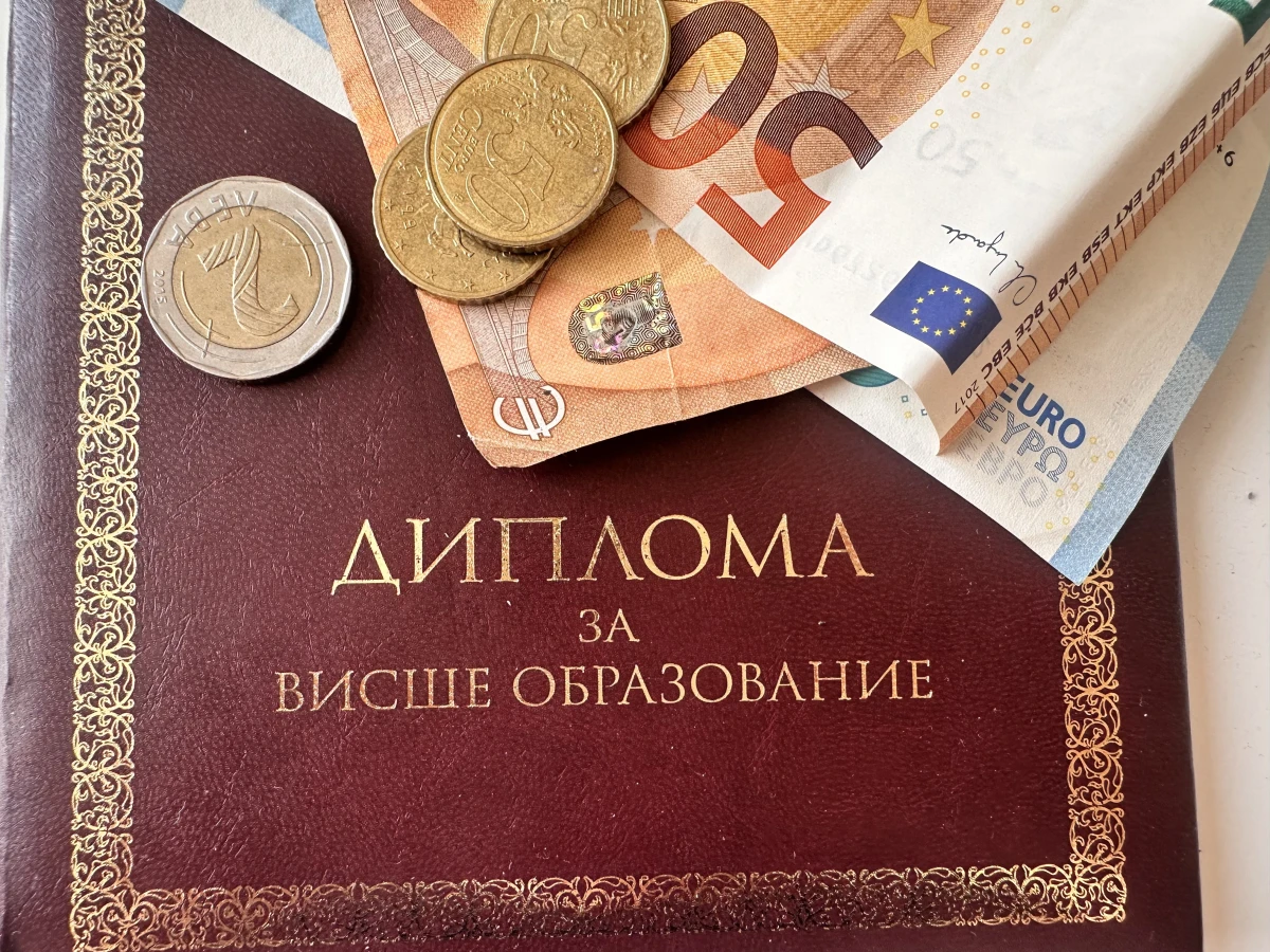 Какви доходи носи една диплома за висше образование? Вижте колко печелят младите висшисти у нас