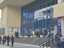 Протест срещу Русия пред Руския център в София, има полицейско присъствие