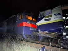 Два влака се сблъскаха челно в Украйна, има пострадали